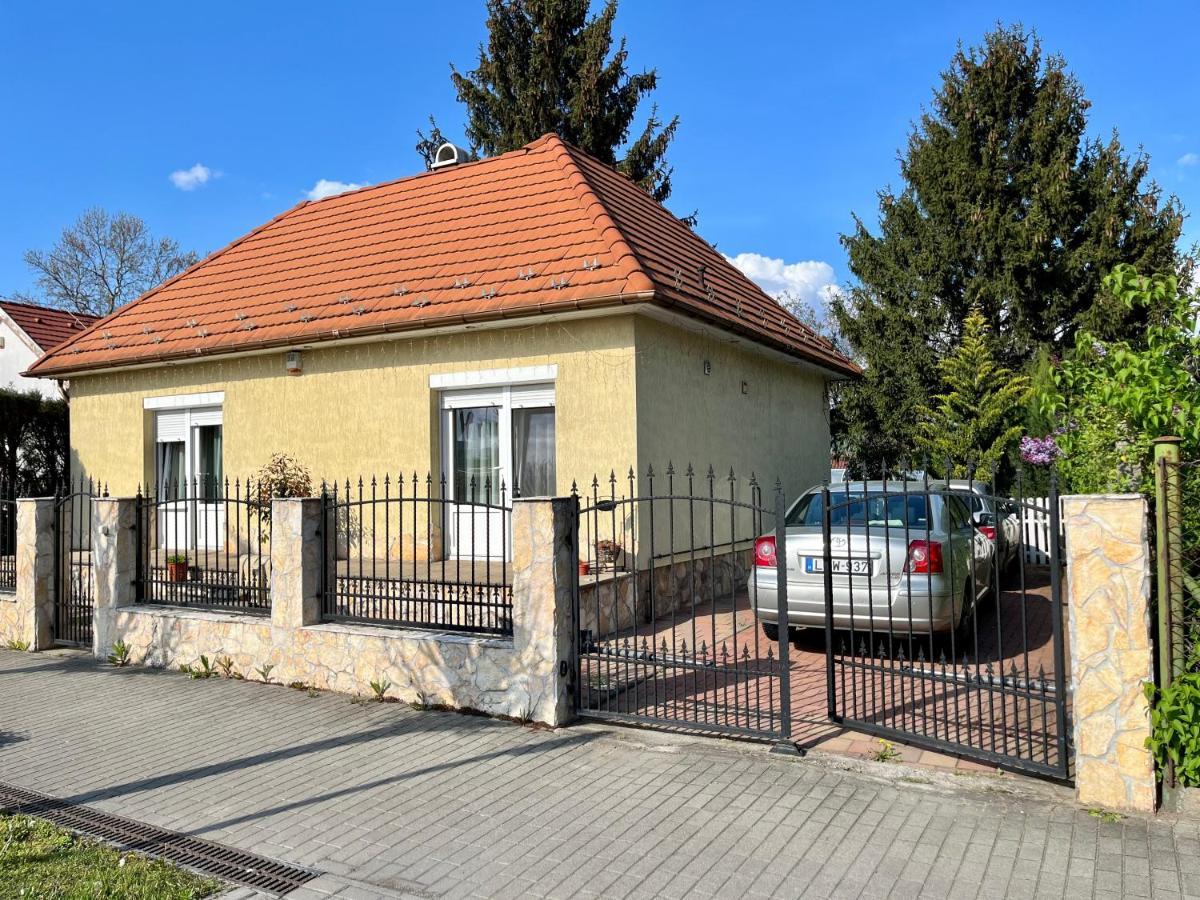 Budapest Airport Smiley House Gyál Eksteriør billede